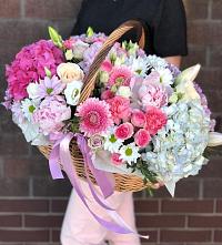 Цветочная композиция из Розы, Хризантемы, Пионы и Лизиантусы в корзине в Золотово