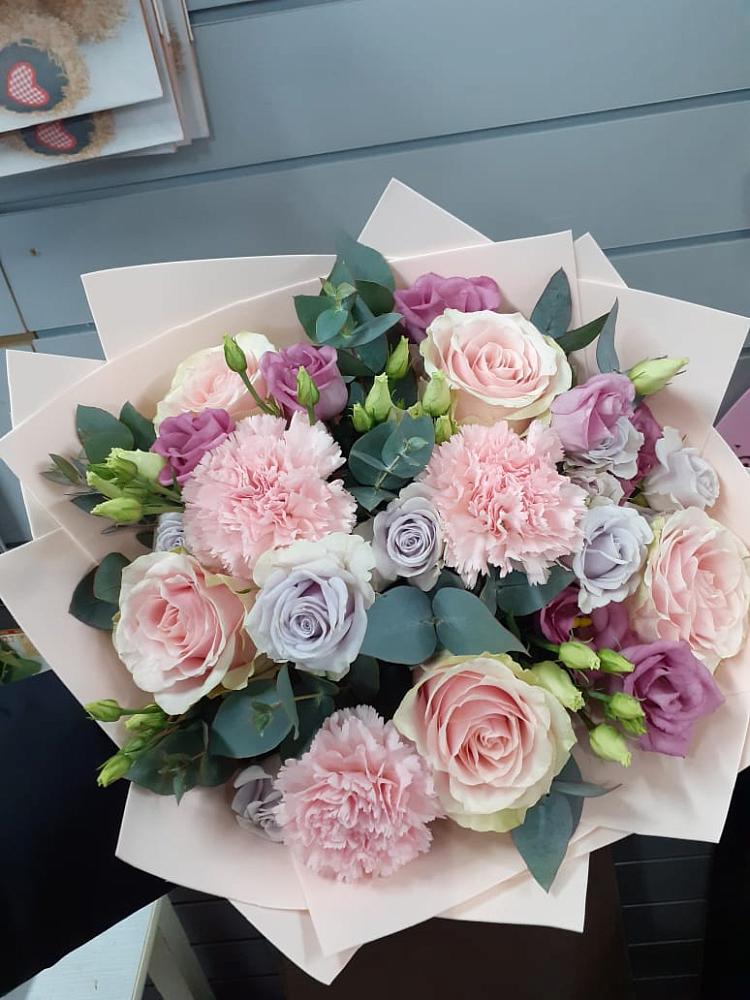 Букет цветов из: Розы, Гвоздики и Лизиантусы в Золотово